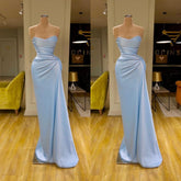 Unique – Langes Ballkleid in Hellblau mit weicher Plissee-Optik und Herzausschnitt